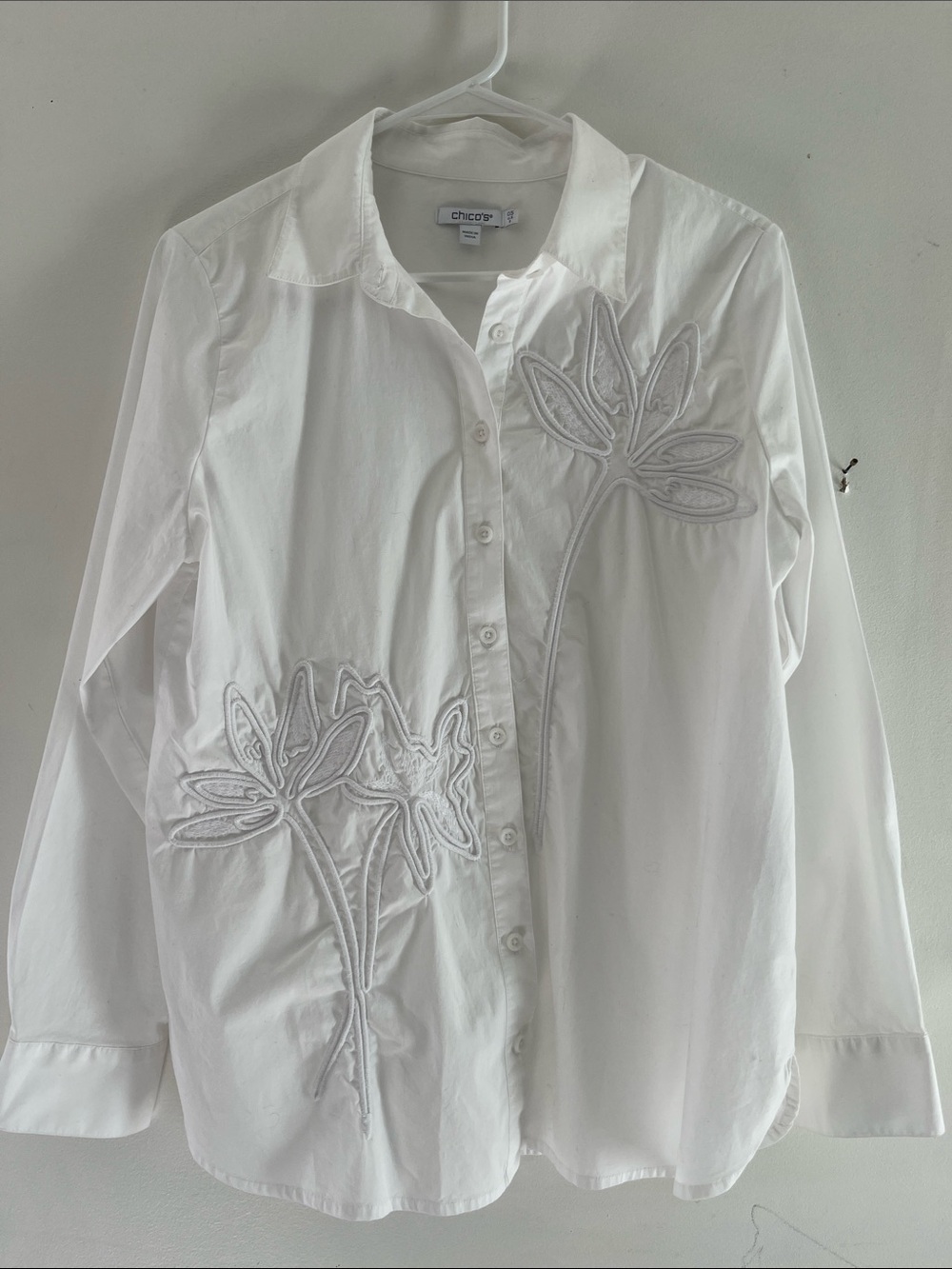 Chico's White Floral Appliqué Button-Down Shirt cotton minimalist casual luxury